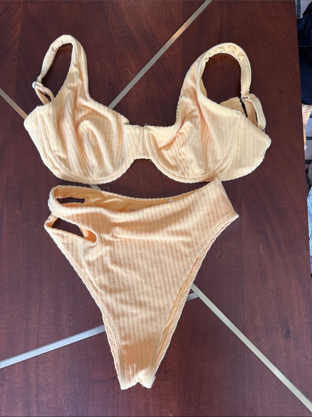 Abercrombie & Fitch yellow Ribbed Underwire Bikini Set
Medium curvy